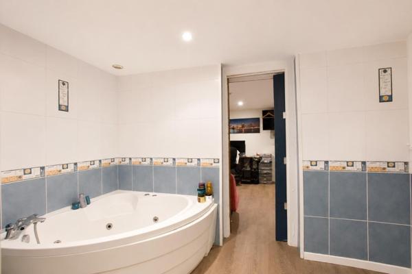 Appartement à SAINT-ETIENNE, 42000 - 4 pièces 214m²