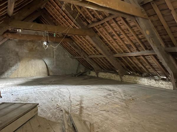 MAISON DE VILLE A RENOVER ENTIEREMENT+ TERRAIN CONSTRUCTIBLE