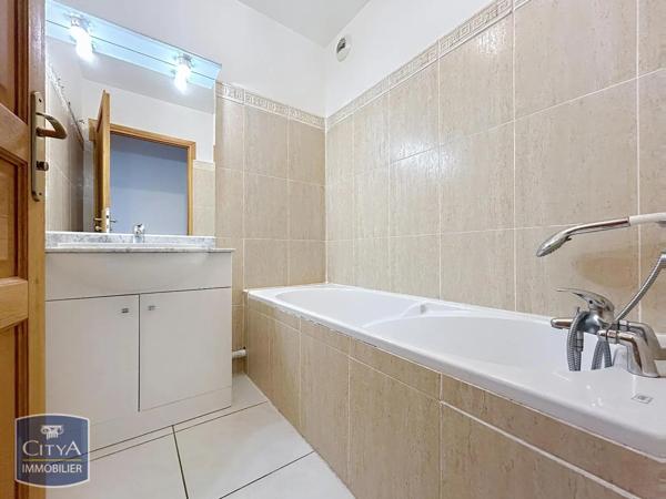 Appartement à louer 4 pièces 93.96m² Nîmes (30000)