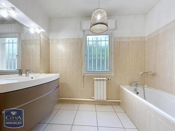 Appartement à louer 4 pièces 93.96m² Nîmes (30000)