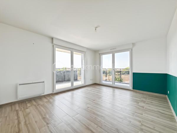 Au sein du secteur très recherché CHANTELOUP, venez découvrir ce magnifique appartement de 3 chambres dans une superbe résidence de 2019 sécurisée.

Au deuxième étage sur trois avec ascenseur.

Vous découvrirez une entrée avec placard, menant vers un superbe séjour lumineux avec sa cuisine ouverte, aménagée et équipée ainsi qu'un accès au magnifique balcon exposé SUD OUEST offrant une vue dégagée.

Espace nuit, vous trouverez 3 belles chambres dont une avec 2 placards et sa salle d'eau privative. Une grande salle de bain avec WC ainsi qu'un second WC indépendant.

3 places de parking viennent compléter ce superbe appartement.

Pas de travaux à prévoir. Faibles charges de copropriété, faibles consommations énergétiques.

Proche toutes commodités, écoles, commerces de proximité, gare de Lieusaint.
Rare sur le secteur, une visite s'impose ! Contactez-moi je suis disponible 7/7j.