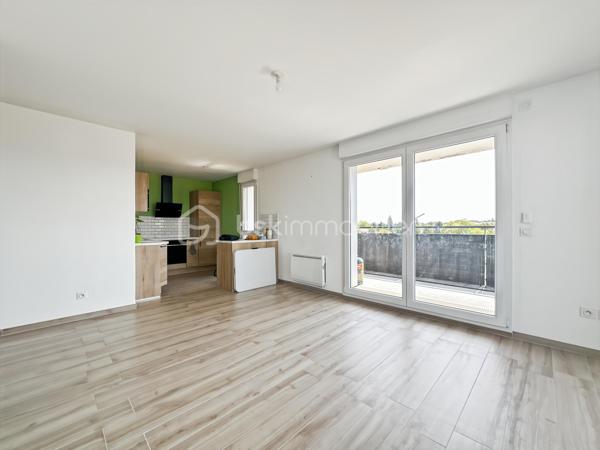 Au sein du secteur très recherché CHANTELOUP, venez découvrir ce magnifique appartement de 3 chambres dans une superbe résidence de 2019 sécurisée.

Au deuxième étage sur trois avec ascenseur.

Vous découvrirez une entrée avec placard, menant vers un superbe séjour lumineux avec sa cuisine ouverte, aménagée et équipée ainsi qu'un accès au magnifique balcon exposé SUD OUEST offrant une vue dégagée.

Espace nuit, vous trouverez 3 belles chambres dont une avec 2 placards et sa salle d'eau privative. Une grande salle de bain avec WC ainsi qu'un second WC indépendant.

3 places de parking viennent compléter ce superbe appartement.

Pas de travaux à prévoir. Faibles charges de copropriété, faibles consommations énergétiques.

Proche toutes commodités, écoles, commerces de proximité, gare de Lieusaint.
Rare sur le secteur, une visite s'impose ! Contactez-moi je suis disponible 7/7j.