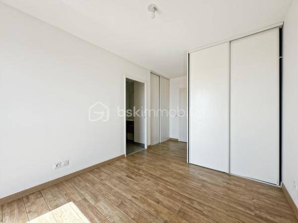 Au sein du secteur très recherché CHANTELOUP, venez découvrir ce magnifique appartement de 3 chambres dans une superbe résidence de 2019 sécurisée.

Au deuxième étage sur trois avec ascenseur.

Vous découvrirez une entrée avec placard, menant vers un superbe séjour lumineux avec sa cuisine ouverte, aménagée et équipée ainsi qu'un accès au magnifique balcon exposé SUD OUEST offrant une vue dégagée.

Espace nuit, vous trouverez 3 belles chambres dont une avec 2 placards et sa salle d'eau privative. Une grande salle de bain avec WC ainsi qu'un second WC indépendant.

3 places de parking viennent compléter ce superbe appartement.

Pas de travaux à prévoir. Faibles charges de copropriété, faibles consommations énergétiques.

Proche toutes commodités, écoles, commerces de proximité, gare de Lieusaint.
Rare sur le secteur, une visite s'impose ! Contactez-moi je suis disponible 7/7j.