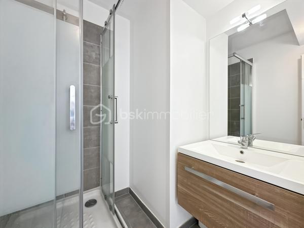Au sein du secteur très recherché CHANTELOUP, venez découvrir ce magnifique appartement de 3 chambres dans une superbe résidence de 2019 sécurisée.

Au deuxième étage sur trois avec ascenseur.

Vous découvrirez une entrée avec placard, menant vers un superbe séjour lumineux avec sa cuisine ouverte, aménagée et équipée ainsi qu'un accès au magnifique balcon exposé SUD OUEST offrant une vue dégagée.

Espace nuit, vous trouverez 3 belles chambres dont une avec 2 placards et sa salle d'eau privative. Une grande salle de bain avec WC ainsi qu'un second WC indépendant.

3 places de parking viennent compléter ce superbe appartement.

Pas de travaux à prévoir. Faibles charges de copropriété, faibles consommations énergétiques.

Proche toutes commodités, écoles, commerces de proximité, gare de Lieusaint.
Rare sur le secteur, une visite s'impose ! Contactez-moi je suis disponible 7/7j.