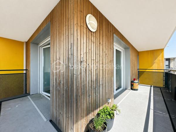 Au sein du secteur très recherché CHANTELOUP, venez découvrir ce magnifique appartement de 3 chambres dans une superbe résidence de 2019 sécurisée.

Au deuxième étage sur trois avec ascenseur.

Vous découvrirez une entrée avec placard, menant vers un superbe séjour lumineux avec sa cuisine ouverte, aménagée et équipée ainsi qu'un accès au magnifique balcon exposé SUD OUEST offrant une vue dégagée.

Espace nuit, vous trouverez 3 belles chambres dont une avec 2 placards et sa salle d'eau privative. Une grande salle de bain avec WC ainsi qu'un second WC indépendant.

3 places de parking viennent compléter ce superbe appartement.

Pas de travaux à prévoir. Faibles charges de copropriété, faibles consommations énergétiques.

Proche toutes commodités, écoles, commerces de proximité, gare de Lieusaint.
Rare sur le secteur, une visite s'impose ! Contactez-moi je suis disponible 7/7j.