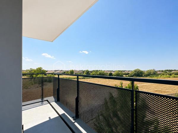 Au sein du secteur très recherché CHANTELOUP, venez découvrir ce magnifique appartement de 3 chambres dans une superbe résidence de 2019 sécurisée.

Au deuxième étage sur trois avec ascenseur.

Vous découvrirez une entrée avec placard, menant vers un superbe séjour lumineux avec sa cuisine ouverte, aménagée et équipée ainsi qu'un accès au magnifique balcon exposé SUD OUEST offrant une vue dégagée.

Espace nuit, vous trouverez 3 belles chambres dont une avec 2 placards et sa salle d'eau privative. Une grande salle de bain avec WC ainsi qu'un second WC indépendant.

3 places de parking viennent compléter ce superbe appartement.

Pas de travaux à prévoir. Faibles charges de copropriété, faibles consommations énergétiques.

Proche toutes commodités, écoles, commerces de proximité, gare de Lieusaint.
Rare sur le secteur, une visite s'impose ! Contactez-moi je suis disponible 7/7j.
