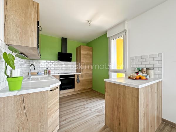Au sein du secteur très recherché CHANTELOUP, venez découvrir ce magnifique appartement de 3 chambres dans une superbe résidence de 2019 sécurisée.

Au deuxième étage sur trois avec ascenseur.

Vous découvrirez une entrée avec placard, menant vers un superbe séjour lumineux avec sa cuisine ouverte, aménagée et équipée ainsi qu'un accès au magnifique balcon exposé SUD OUEST offrant une vue dégagée.

Espace nuit, vous trouverez 3 belles chambres dont une avec 2 placards et sa salle d'eau privative. Une grande salle de bain avec WC ainsi qu'un second WC indépendant.

3 places de parking viennent compléter ce superbe appartement.

Pas de travaux à prévoir. Faibles charges de copropriété, faibles consommations énergétiques.

Proche toutes commodités, écoles, commerces de proximité, gare de Lieusaint.
Rare sur le secteur, une visite s'impose ! Contactez-moi je suis disponible 7/7j.