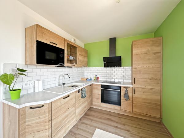 Au sein du secteur très recherché CHANTELOUP, venez découvrir ce magnifique appartement de 3 chambres dans une superbe résidence de 2019 sécurisée.

Au deuxième étage sur trois avec ascenseur.

Vous découvrirez une entrée avec placard, menant vers un superbe séjour lumineux avec sa cuisine ouverte, aménagée et équipée ainsi qu'un accès au magnifique balcon exposé SUD OUEST offrant une vue dégagée.

Espace nuit, vous trouverez 3 belles chambres dont une avec 2 placards et sa salle d'eau privative. Une grande salle de bain avec WC ainsi qu'un second WC indépendant.

3 places de parking viennent compléter ce superbe appartement.

Pas de travaux à prévoir. Faibles charges de copropriété, faibles consommations énergétiques.

Proche toutes commodités, écoles, commerces de proximité, gare de Lieusaint.
Rare sur le secteur, une visite s'impose ! Contactez-moi je suis disponible 7/7j.
