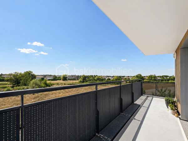 Au sein du secteur très recherché CHANTELOUP, venez découvrir ce magnifique appartement de 3 chambres dans une superbe résidence de 2019 sécurisée.

Au deuxième étage sur trois avec ascenseur.

Vous découvrirez une entrée avec placard, menant vers un superbe séjour lumineux avec sa cuisine ouverte, aménagée et équipée ainsi qu'un accès au magnifique balcon exposé SUD OUEST offrant une vue dégagée.

Espace nuit, vous trouverez 3 belles chambres dont une avec 2 placards et sa salle d'eau privative. Une grande salle de bain avec WC ainsi qu'un second WC indépendant.

3 places de parking viennent compléter ce superbe appartement.

Pas de travaux à prévoir. Faibles charges de copropriété, faibles consommations énergétiques.

Proche toutes commodités, écoles, commerces de proximité, gare de Lieusaint.
Rare sur le secteur, une visite s'impose ! Contactez-moi je suis disponible 7/7j.