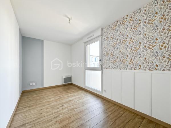 Au sein du secteur très recherché CHANTELOUP, venez découvrir ce magnifique appartement de 3 chambres dans une superbe résidence de 2019 sécurisée.

Au deuxième étage sur trois avec ascenseur.

Vous découvrirez une entrée avec placard, menant vers un superbe séjour lumineux avec sa cuisine ouverte, aménagée et équipée ainsi qu'un accès au magnifique balcon exposé SUD OUEST offrant une vue dégagée.

Espace nuit, vous trouverez 3 belles chambres dont une avec 2 placards et sa salle d'eau privative. Une grande salle de bain avec WC ainsi qu'un second WC indépendant.

3 places de parking viennent compléter ce superbe appartement.

Pas de travaux à prévoir. Faibles charges de copropriété, faibles consommations énergétiques.

Proche toutes commodités, écoles, commerces de proximité, gare de Lieusaint.
Rare sur le secteur, une visite s'impose ! Contactez-moi je suis disponible 7/7j.