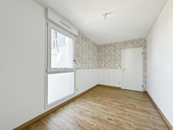 Au sein du secteur très recherché CHANTELOUP, venez découvrir ce magnifique appartement de 3 chambres dans une superbe résidence de 2019 sécurisée.

Au deuxième étage sur trois avec ascenseur.

Vous découvrirez une entrée avec placard, menant vers un superbe séjour lumineux avec sa cuisine ouverte, aménagée et équipée ainsi qu'un accès au magnifique balcon exposé SUD OUEST offrant une vue dégagée.

Espace nuit, vous trouverez 3 belles chambres dont une avec 2 placards et sa salle d'eau privative. Une grande salle de bain avec WC ainsi qu'un second WC indépendant.

3 places de parking viennent compléter ce superbe appartement.

Pas de travaux à prévoir. Faibles charges de copropriété, faibles consommations énergétiques.

Proche toutes commodités, écoles, commerces de proximité, gare de Lieusaint.
Rare sur le secteur, une visite s'impose ! Contactez-moi je suis disponible 7/7j.