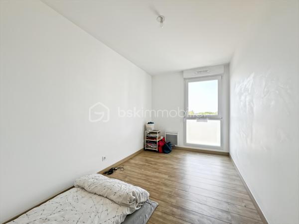 Au sein du secteur très recherché CHANTELOUP, venez découvrir ce magnifique appartement de 3 chambres dans une superbe résidence de 2019 sécurisée.

Au deuxième étage sur trois avec ascenseur.

Vous découvrirez une entrée avec placard, menant vers un superbe séjour lumineux avec sa cuisine ouverte, aménagée et équipée ainsi qu'un accès au magnifique balcon exposé SUD OUEST offrant une vue dégagée.

Espace nuit, vous trouverez 3 belles chambres dont une avec 2 placards et sa salle d'eau privative. Une grande salle de bain avec WC ainsi qu'un second WC indépendant.

3 places de parking viennent compléter ce superbe appartement.

Pas de travaux à prévoir. Faibles charges de copropriété, faibles consommations énergétiques.

Proche toutes commodités, écoles, commerces de proximité, gare de Lieusaint.
Rare sur le secteur, une visite s'impose ! Contactez-moi je suis disponible 7/7j.