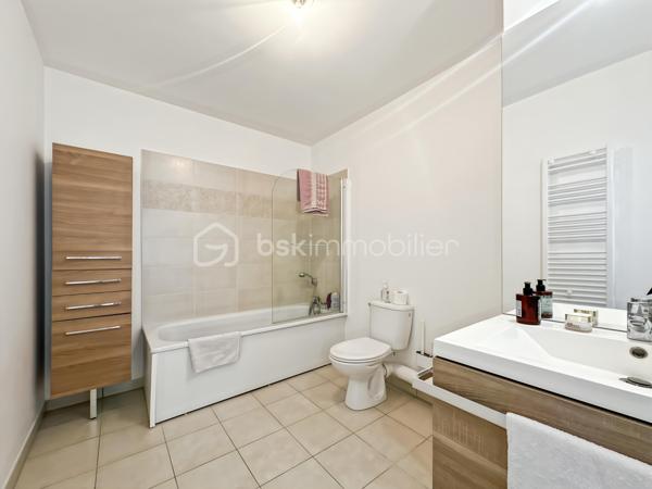 Au sein du secteur très recherché CHANTELOUP, venez découvrir ce magnifique appartement de 3 chambres dans une superbe résidence de 2019 sécurisée.

Au deuxième étage sur trois avec ascenseur.

Vous découvrirez une entrée avec placard, menant vers un superbe séjour lumineux avec sa cuisine ouverte, aménagée et équipée ainsi qu'un accès au magnifique balcon exposé SUD OUEST offrant une vue dégagée.

Espace nuit, vous trouverez 3 belles chambres dont une avec 2 placards et sa salle d'eau privative. Une grande salle de bain avec WC ainsi qu'un second WC indépendant.

3 places de parking viennent compléter ce superbe appartement.

Pas de travaux à prévoir. Faibles charges de copropriété, faibles consommations énergétiques.

Proche toutes commodités, écoles, commerces de proximité, gare de Lieusaint.
Rare sur le secteur, une visite s'impose ! Contactez-moi je suis disponible 7/7j.