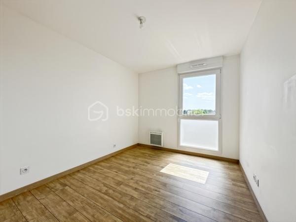 Au sein du secteur très recherché CHANTELOUP, venez découvrir ce magnifique appartement de 3 chambres dans une superbe résidence de 2019 sécurisée.

Au deuxième étage sur trois avec ascenseur.

Vous découvrirez une entrée avec placard, menant vers un superbe séjour lumineux avec sa cuisine ouverte, aménagée et équipée ainsi qu'un accès au magnifique balcon exposé SUD OUEST offrant une vue dégagée.

Espace nuit, vous trouverez 3 belles chambres dont une avec 2 placards et sa salle d'eau privative. Une grande salle de bain avec WC ainsi qu'un second WC indépendant.

3 places de parking viennent compléter ce superbe appartement.

Pas de travaux à prévoir. Faibles charges de copropriété, faibles consommations énergétiques.

Proche toutes commodités, écoles, commerces de proximité, gare de Lieusaint.
Rare sur le secteur, une visite s'impose ! Contactez-moi je suis disponible 7/7j.