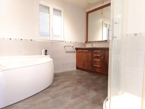 Maison
         5 pièces
        - 155 m² Exclusivité 525 000 € *
