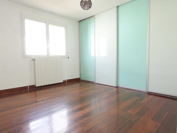 Maison
         5 pièces
        - 155 m² Exclusivité 525 000 € *