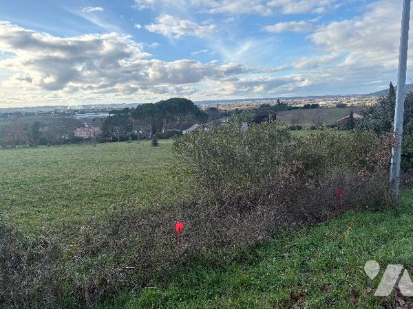 Rare ! Très joli terrain à bâtir  avec vue dégagée, en campagne mais à pied du centre du village !