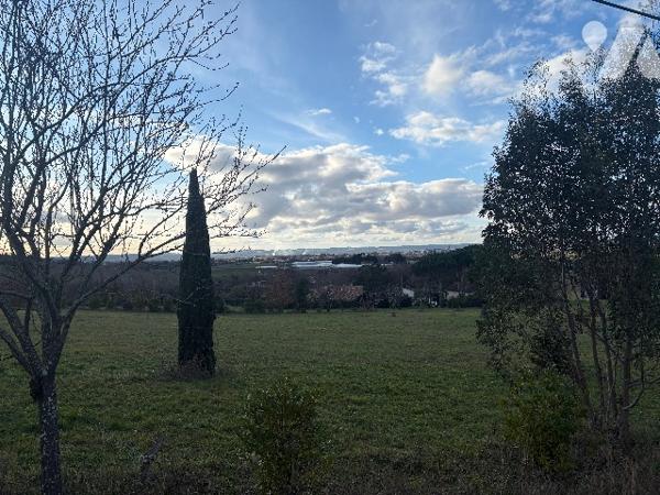 Rare ! Très joli terrain à bâtir  avec vue dégagée, en campagne mais à pied du centre du village !