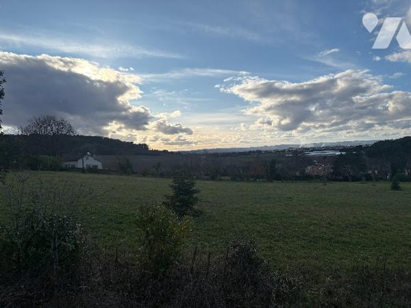Rare ! Très joli terrain à bâtir  avec vue dégagée, en campagne mais à pied du centre du village !