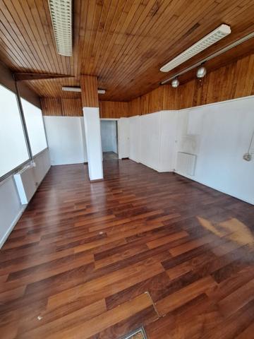 Bureaux à louer de 38 m² en bon état avec parking extérieur