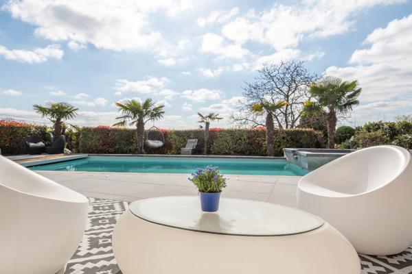 Exclusivité - Saint-Genis-Laval - Maison d'architecte d'environ 230 m² - 4 chambres - Piscine - Garage - Pool-house - Prestations haut de gamme - Jardin de 1 500 m²