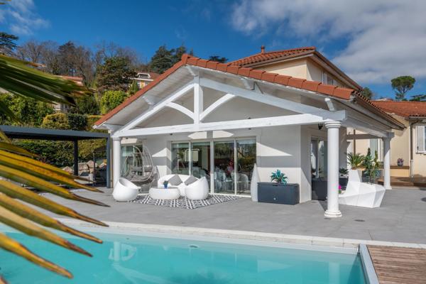 Exclusivité - Saint-Genis-Laval - Maison d'architecte d'environ 230 m² - 4 chambres - Piscine - Garage - Pool-house - Prestations haut de gamme - Jardin de 1 500 m²