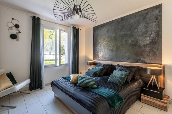 Exclusivité - Saint-Genis-Laval - Maison d'architecte d'environ 230 m² - 4 chambres - Piscine - Garage - Pool-house - Prestations haut de gamme - Jardin de 1 500 m²