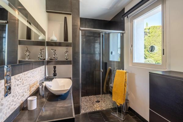 Exclusivité - Saint-Genis-Laval - Maison d'architecte d'environ 230 m² - 4 chambres - Piscine - Garage - Pool-house - Prestations haut de gamme - Jardin de 1 500 m²