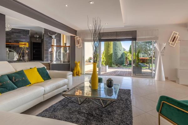 Exclusivité - Saint-Genis-Laval - Maison d'architecte d'environ 230 m² - 4 chambres - Piscine - Garage - Pool-house - Prestations haut de gamme - Jardin de 1 500 m²
