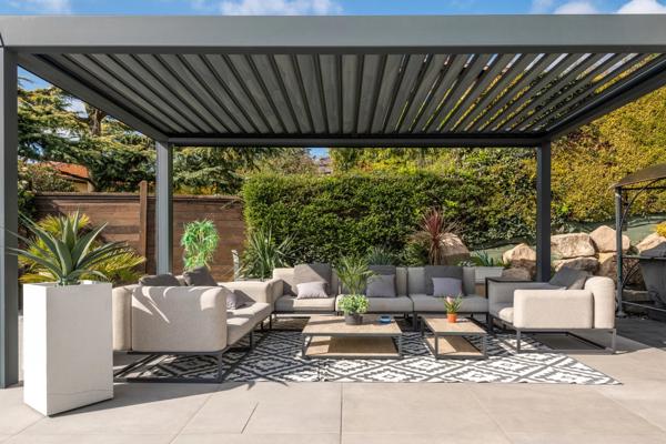Exclusivité - Saint-Genis-Laval - Maison d'architecte d'environ 230 m² - 4 chambres - Piscine - Garage - Pool-house - Prestations haut de gamme - Jardin de 1 500 m²