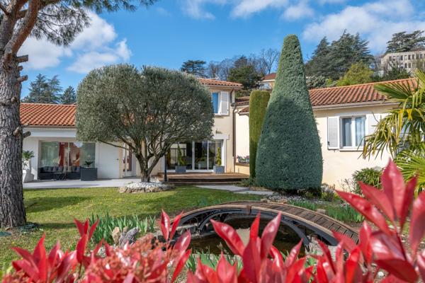 Exclusivité - Saint-Genis-Laval - Maison d'architecte d'environ 230 m² - 4 chambres - Piscine - Garage - Pool-house - Prestations haut de gamme - Jardin de 1 500 m²