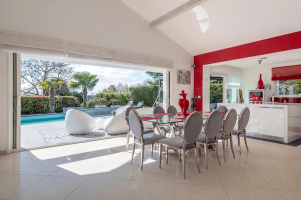 Exclusivité - Saint-Genis-Laval - Maison d'architecte d'environ 230 m² - 4 chambres - Piscine - Garage - Pool-house - Prestations haut de gamme - Jardin de 1 500 m²