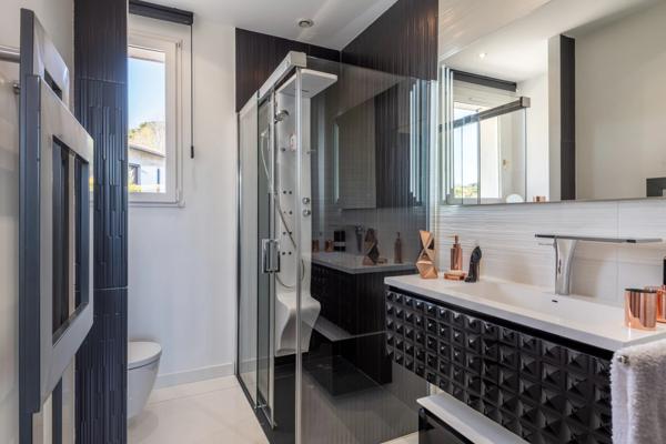 Exclusivité - Saint-Genis-Laval - Maison d'architecte d'environ 230 m² - 4 chambres - Piscine - Garage - Pool-house - Prestations haut de gamme - Jardin de 1 500 m²