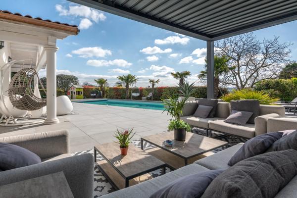 Exclusivité - Saint-Genis-Laval - Maison d'architecte d'environ 230 m² - 4 chambres - Piscine - Garage - Pool-house - Prestations haut de gamme - Jardin de 1 500 m²