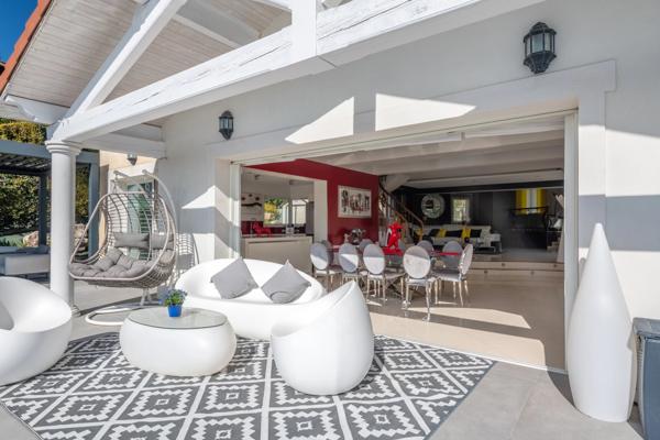Exclusivité - Saint-Genis-Laval - Maison d'architecte d'environ 230 m² - 4 chambres - Piscine - Garage - Pool-house - Prestations haut de gamme - Jardin de 1 500 m²