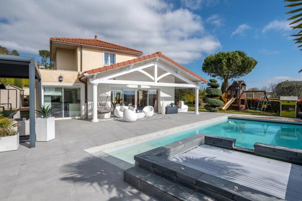 Exclusivité - Saint-Genis-Laval - Maison d'architecte d'environ 230 m² - 4 chambres - Piscine - Garage - Pool-house - Prestations haut de gamme - Jardin de 1 500 m²