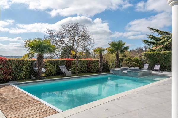 Exclusivité - Saint-Genis-Laval - Maison d'architecte d'environ 230 m² - 4 chambres - Piscine - Garage - Pool-house - Prestations haut de gamme - Jardin de 1 500 m²