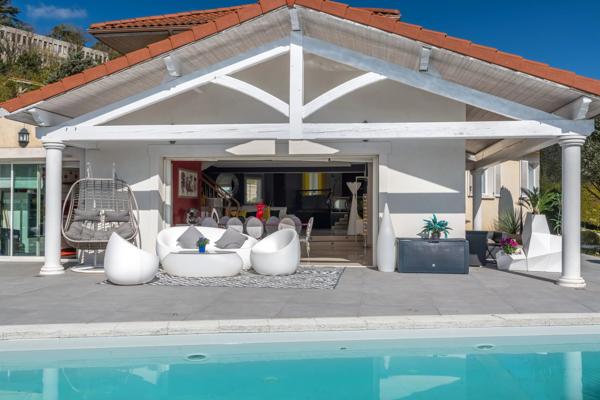 Exclusivité - Saint-Genis-Laval - Maison d'architecte d'environ 230 m² - 4 chambres - Piscine - Garage - Pool-house - Prestations haut de gamme - Jardin de 1 500 m²