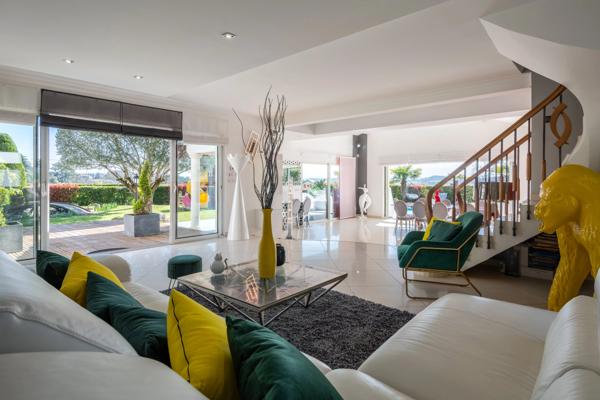 Exclusivité - Saint-Genis-Laval - Maison d'architecte d'environ 230 m² - 4 chambres - Piscine - Garage - Pool-house - Prestations haut de gamme - Jardin de 1 500 m²