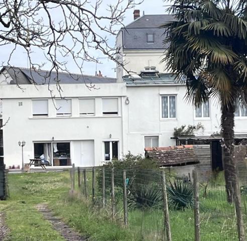 Immeuble, commerce et appartements en Touraine