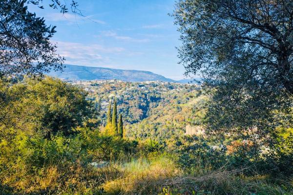 Terrain constructible à Colomars 750 m2, belle vue dégagée