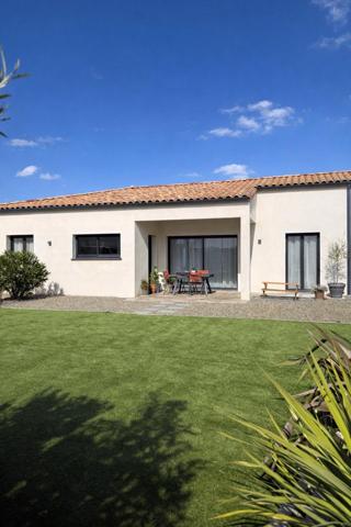 À Palaja, villa contemporaine de plain-pied (2020) au calme, proche Carcassonne, offrant confort moderne, belle luminosité et jardin facile d’entretien.