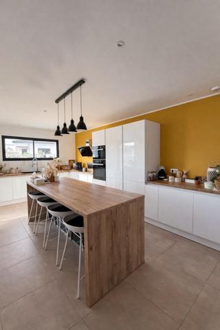 À Palaja, villa contemporaine de plain-pied (2020) au calme, proche Carcassonne, offrant confort moderne, belle luminosité et jardin facile d’entretien.