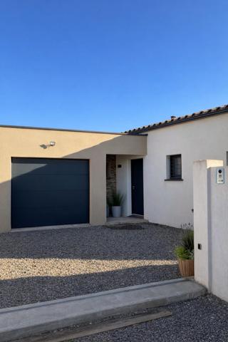 À Palaja, villa contemporaine de plain-pied (2020) au calme, proche Carcassonne, offrant confort moderne, belle luminosité et jardin facile d’entretien.