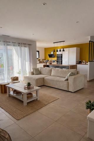 À Palaja, villa contemporaine de plain-pied (2020) au calme, proche Carcassonne, offrant confort moderne, belle luminosité et jardin facile d’entretien.