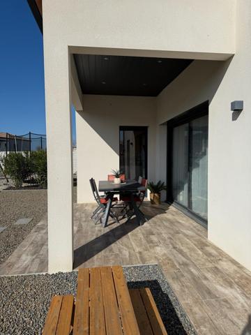 À Palaja, villa contemporaine de plain-pied (2020) au calme, proche Carcassonne, offrant confort moderne, belle luminosité et jardin facile d’entretien.