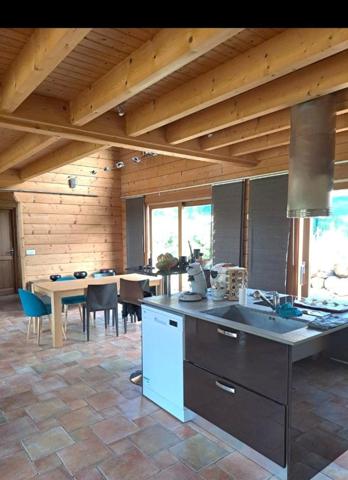 Vivre   au Calme avec la Verdure dans un chalet