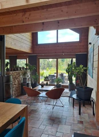 Vivre   au Calme avec la Verdure dans un chalet