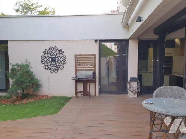 Résidence Les PYRAMIDES, Situe en rez-de-jardin, F3 de 93m² en excéllent état d'entretien, Entr...