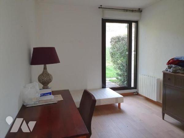 Résidence Les PYRAMIDES, Situe en rez-de-jardin, F3 de 93m² en excéllent état d'entretien, Entr...